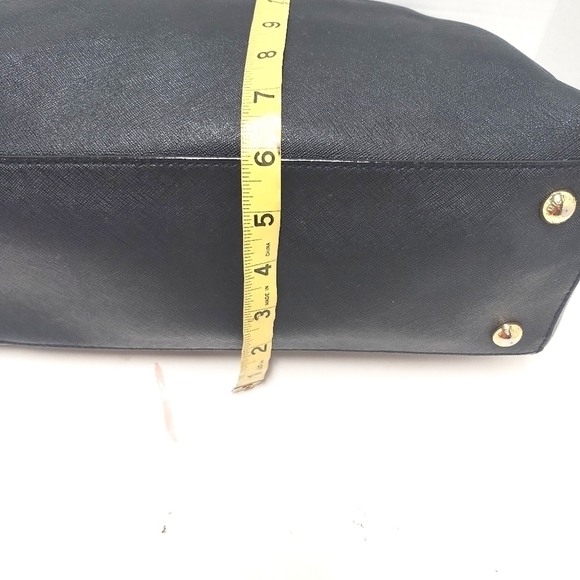 Elegant Black Faux Leather Tote with Gold Chain Handles – Chic Shoulder Bag - Picture 8 of 11